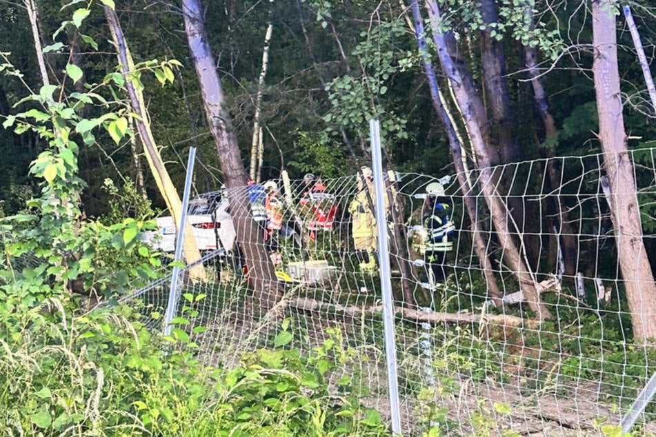 Nahe der A2 in Helmstedt war ein Autofahrer vor der Polizei geflüchtet und hat einen Unfall gebaut.