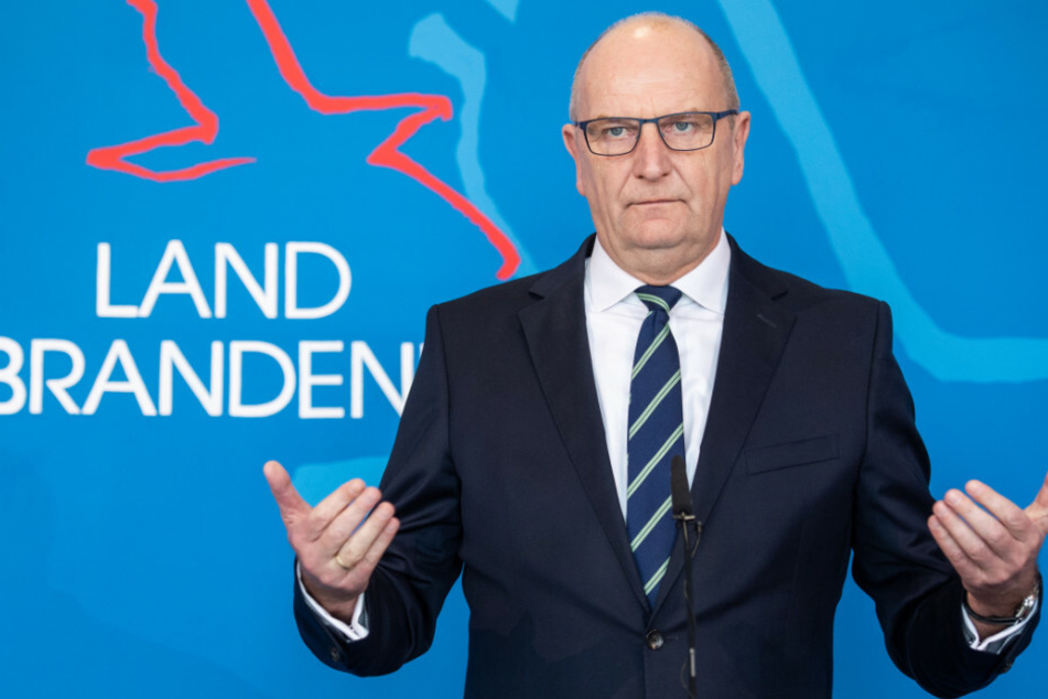 Dietmar Woidke (SPD), Ministerpräsident von Brandenburg, spricht auf einer Pressekonferenz nach einer Kabinettssitzung zum Umgang mit dem Coronavirus.