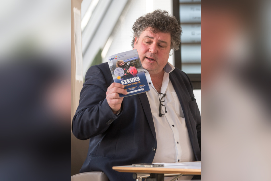 VHS-Direktor Jürgen Küfner (55) präsentiert das neue Magazin "Exkurs".