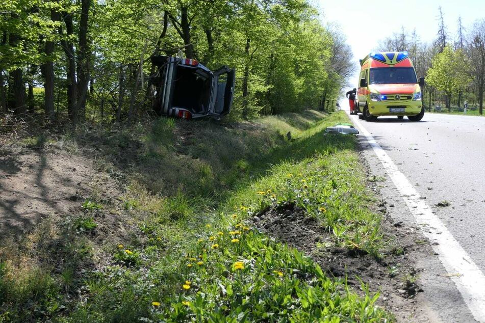 Auf der B107 schleuderte ein Opel Zafira in den Graben und kippte auf die Seite.