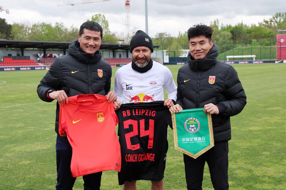 Jiayi Shao (l.) weilte 2024 zu einem Fachaustausch bei RB Leipzig. Neben ihm sein früherer Mitspieler Marco Kurth (47, M.) aus Cottbuser Zeiten.
