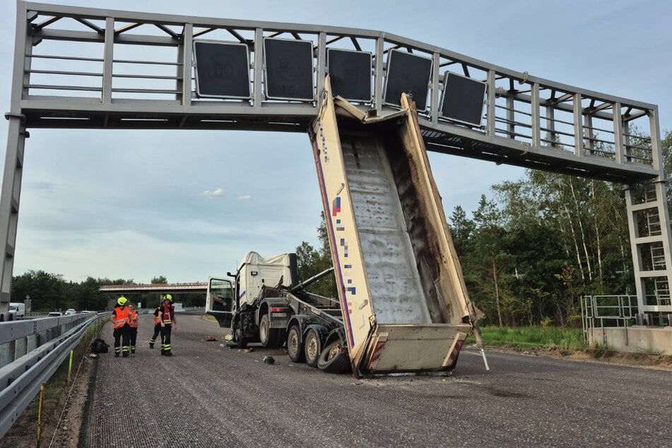 Die ausgefahrene Lademulde ist mit großer Wucht in die Schilderbrücke gekracht und hat sie deformiert.