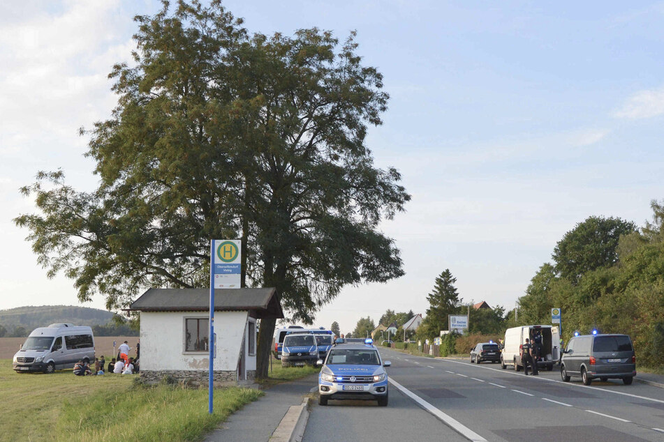 Der weiße Transporter steht rechts am Straßenrand: Auf der B178 bei Oberseifersdorf stoppten Polizeibeamte zwei Schleuser.