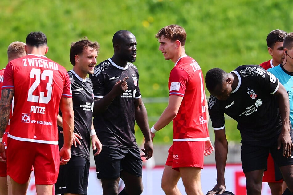 Die rassistische Beleidigung gegen den Ex-Zwickauer Raphael Assibey-Mensah (3.v.l.) überschattete den FSV-Heimsieg.