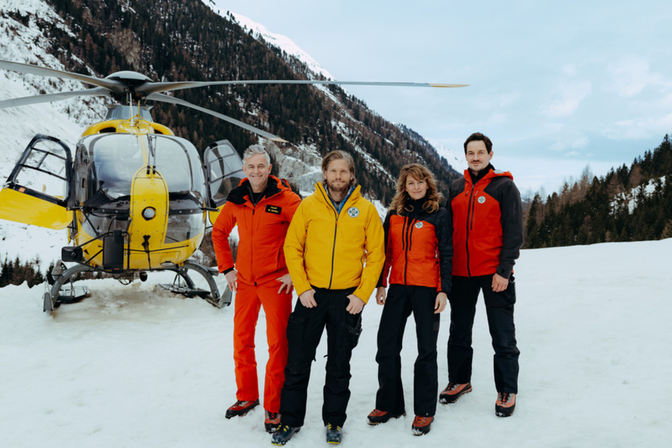 Dreharbeiten im Schnee: Robert Lohr (47), Sebastian Ströbel (47), Luise Bähr (45) und Markus Brandl (49) am "Bergretter"-Set.