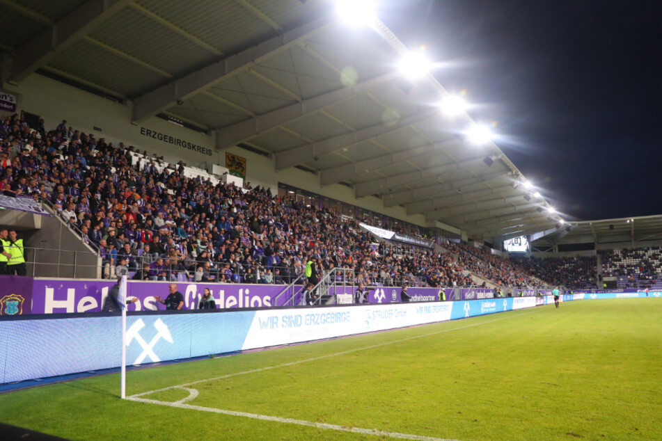 Die Haupttribüne im Erzgebirgsstadion vor dem Saisonauftakt gegen Ingolstadt (1:0). 10.343 Fans kamen. An einem Nachmittag wären es vielleicht noch mehr geworden.