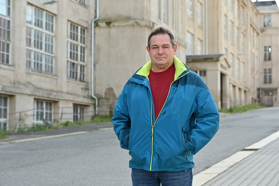 Michael Sandt (61) von der Bürgerplattform West sorgt sich um den Zustand der Zwickauer Straße.