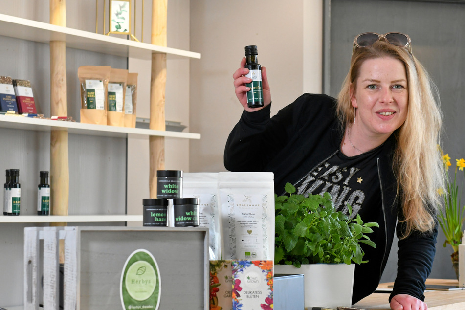 Mitarbeiterin Stefanie Sperling (34) berät im Geschäft zu Hanfölen und anderen Produkten.