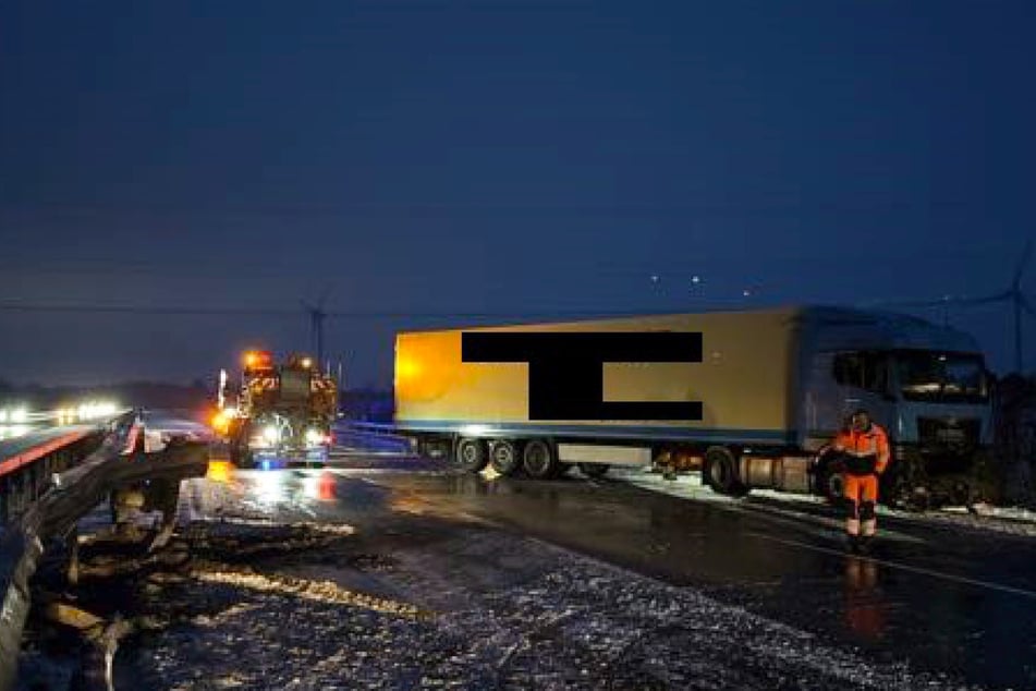 Ein Lastwagen war gegen kurz vor fünf Uhr nur unweit der ersten Unfallstelle in die Leitplanke gekracht und stand anschließend quer auf der Fahrbahn.
