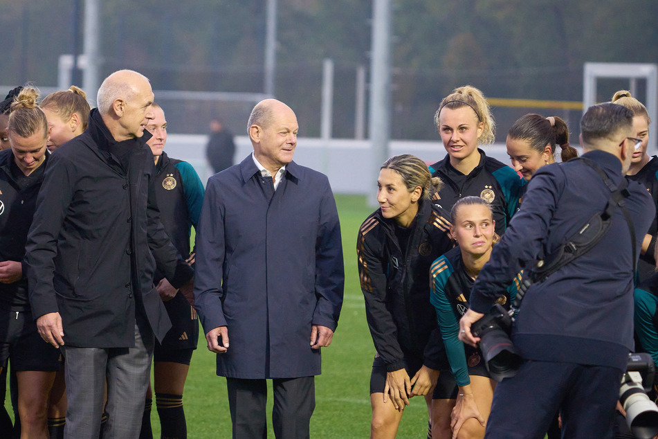 Bundeskanzler Olaf Scholz (65, SPD, M.) und DFB-Präsident Bernd Neuendorf (62, l.) besuchten am Dienstag das Training der Frauenfußball-Nationalmannschaft.