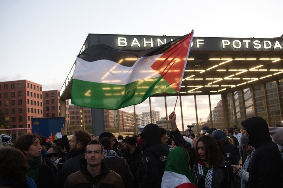 Tausend Menschen versammelten sich am Sonntagnachmittag auf dem Potsdamer Platz in Berlin und schwenkten die Flagge Palästinas.