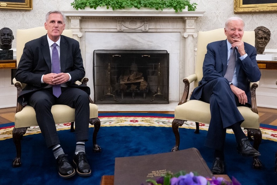 President Joe Biden (r.) meets with House Speaker Kevin McCarthy about the debt ceiling in the Oval Office of the White House.