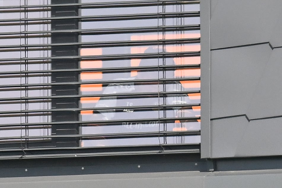 Thomas Stamm lugt durch die Jalousie des Trainingszentrum, um doch einen Blick auf seine Jungs zu erhaschen.