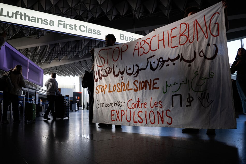 Konkret richteten sich die Proteste auch gegen das in Frankfurt geplante "Abschiebeportal".