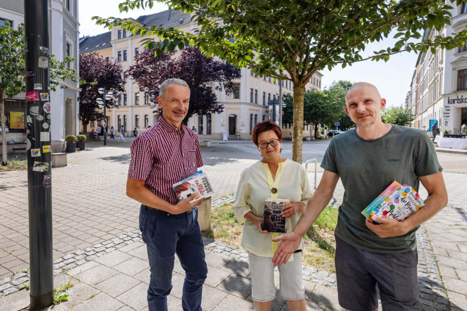 Die Betreuer Jörg Schneider (60, v.l.), Margit Tiel (66) und Hendrik Gransee (41) haben schon mal Bücher für den Tausch-Schrank herausgeholt.