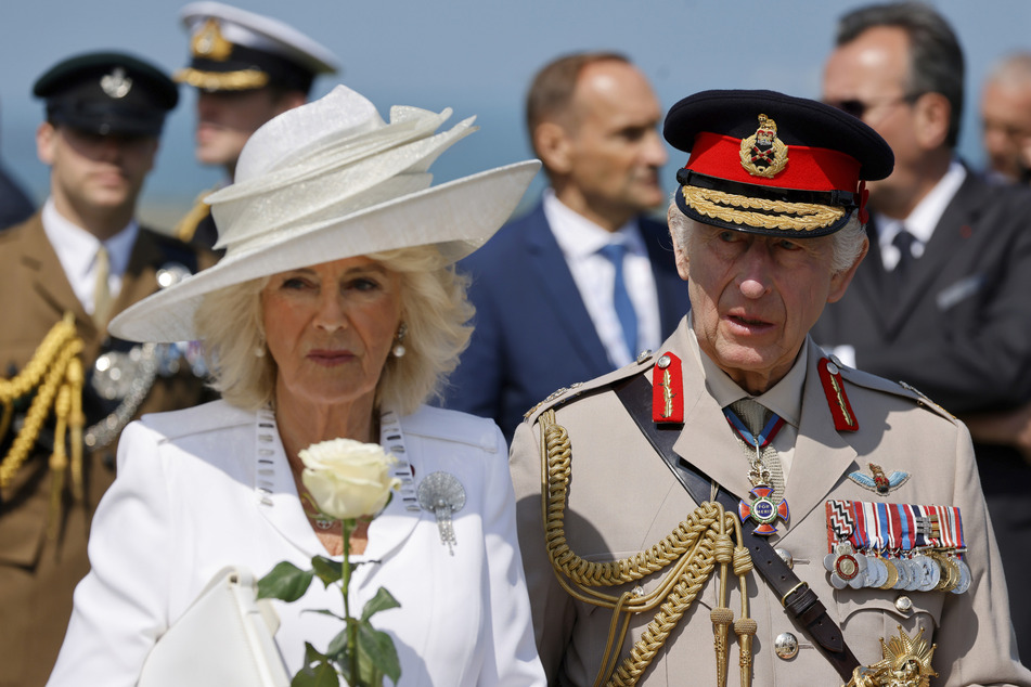 König Charles (75) und Königin Camilla (76) bei einer Gedenkzeremonie zum D-Day in Frankreich.