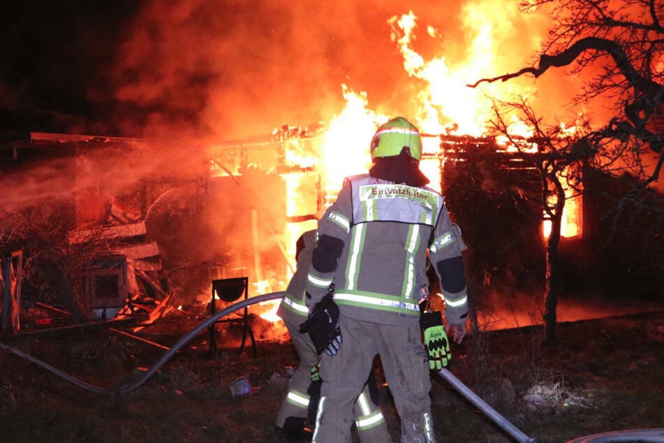In Berlin-Baumschulenweg stand in der Nacht zu Dienstag eine Laube in Flammen.