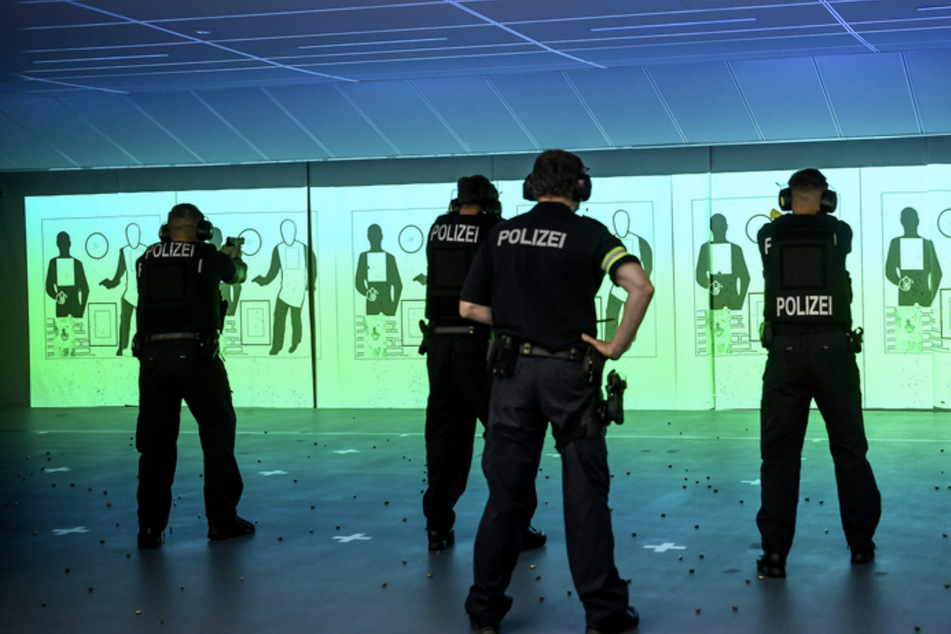 Polizeischüler bei einer Schießübung in einer Polizeiakademie.