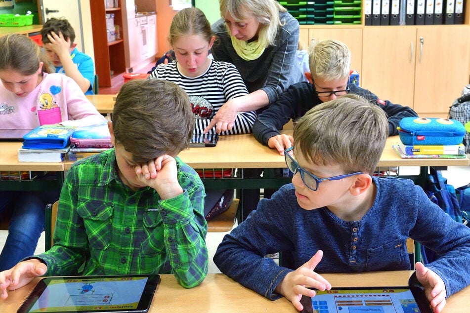 Schüler beim Lernen mit dem Tablet - laut Kultusministerium gibt es in Sachen Unterrichtsausfall eine Trendwende.
