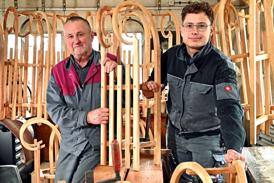 Senior Schlittenbauer Gerd (75) ist froh, dass sein Enkel Leonard (22) die Werkstatt übernehmen wird.