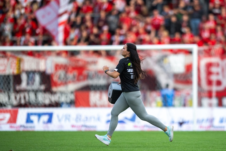 Lina Reichenbach, Physiotherapeutin des FC Rot-Weiß Erfurt, wurde beim vergangenen Heimspiel verletzt. Sie bekam unabsichtlich einen Ellenbogen ins Gesicht.