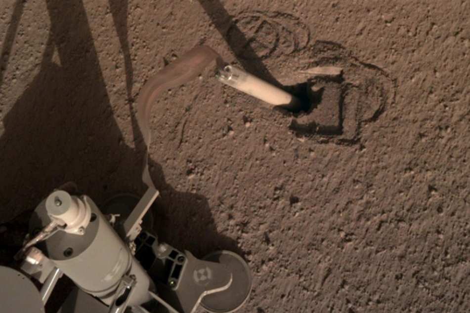Der Nagel sollte sich bis zu drei Meter tief in den Marsboden hämmern. Das Experiment ist jetzt vorzeitig gescheitert.