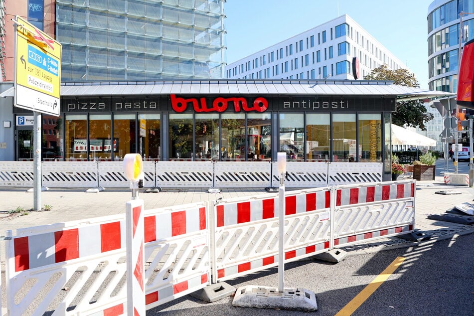 "Dekorativ" von Baustellenzäunen eingerahmt: Das "Buono" an der Theaterstraße zeigt, womit Chemnitzer Gastronomen derzeit leben müssen.