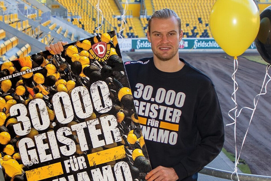 Kapitän Sebastian Mai (27) mit einem extra großen Geisterticket und Luftballons. Er kann das geschmückte Rudolf-Harbig-Stadion von der Tribüne aus genießen. Er ist verletzt, aber als Fan seiner Mannschaft dabei.