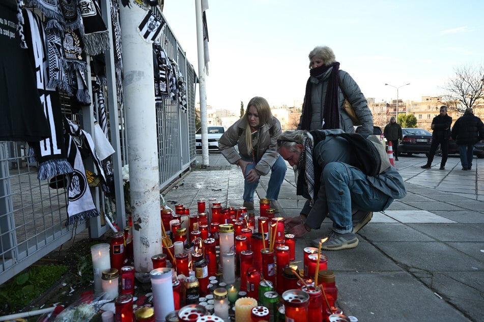 Kerzen und Schals vor dem Toumba-Stadion: Die Trauer vor Ort ist groß.