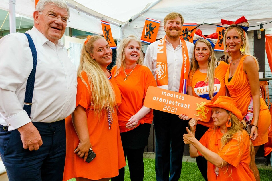 König Willem-Alexander mit Fußballfans. Jetzt steht er in der Kritik, weil er die Corona-Regeln nicht beachtete.