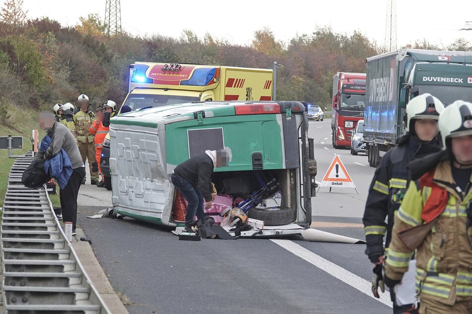 Der umgekippte Transporter sorgte für Beeinträchtigungen des Autobahnverkehrs.