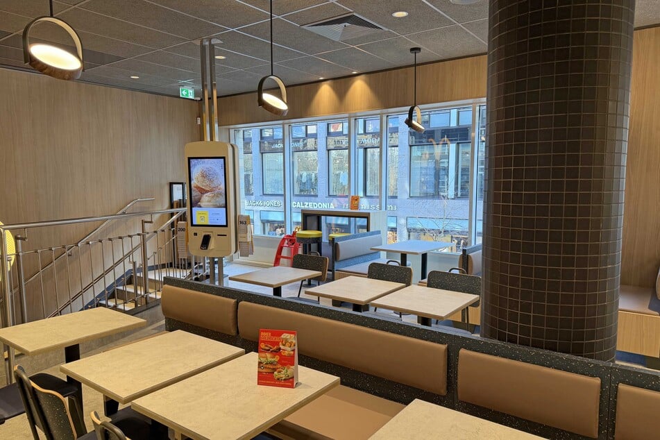 In der oberen Etage wurde ebenfalls umgebaut. Man kann nun direkt dort bestellen und dann den Ausblick auf die Petersstraße genießen.