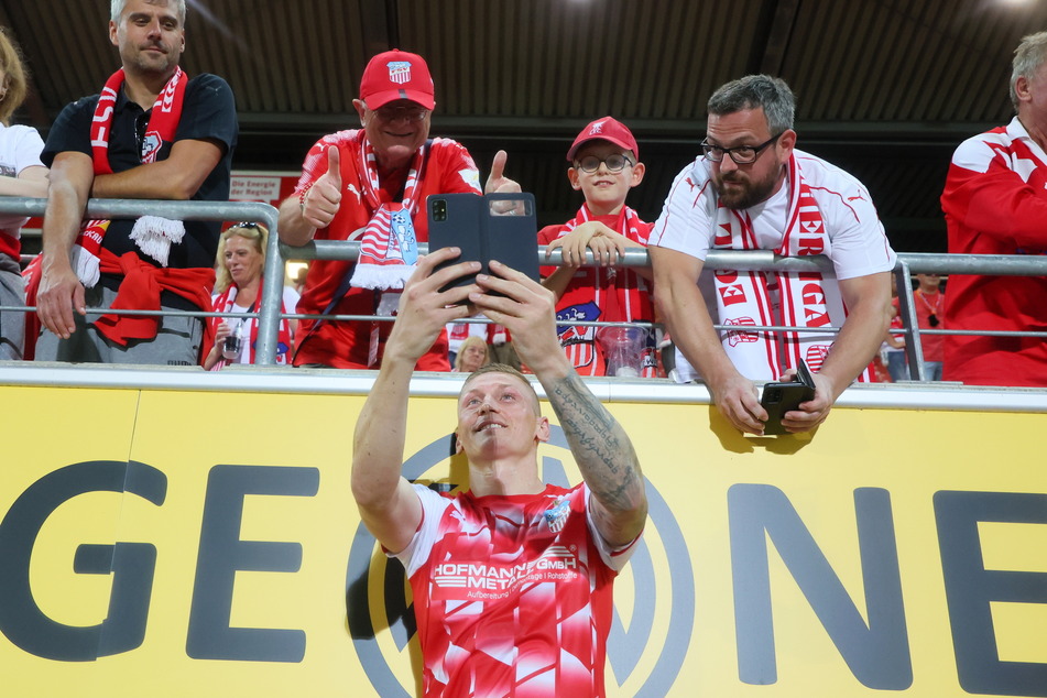 Marc-Philipp Zimmermann (33) wurde bei seiner Rückkehr in die GGZ-Arena gefeiert und musste viele Selfie-Wünsche erfüllen.