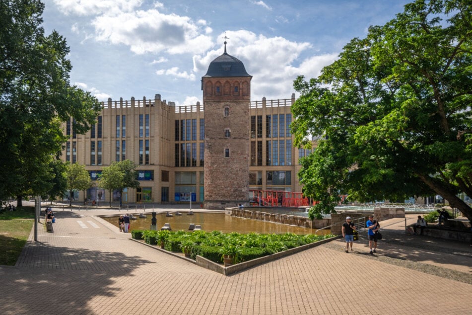 Wer sich für die Sanierung des Stadthallenbrunnens und die Aufwertung des Roten Turms aussprechen will, kann jetzt abstimmen.