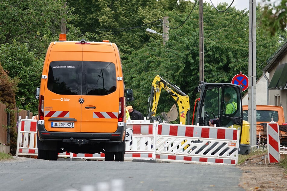 Bei Baggerarbeiten ist am Montagvormittag eine Gasleitung auf der Schelsstraße in Weixdorf getroffen worden. Fachleute von Sachsen-Netze kümmern sich um die Reparatur.