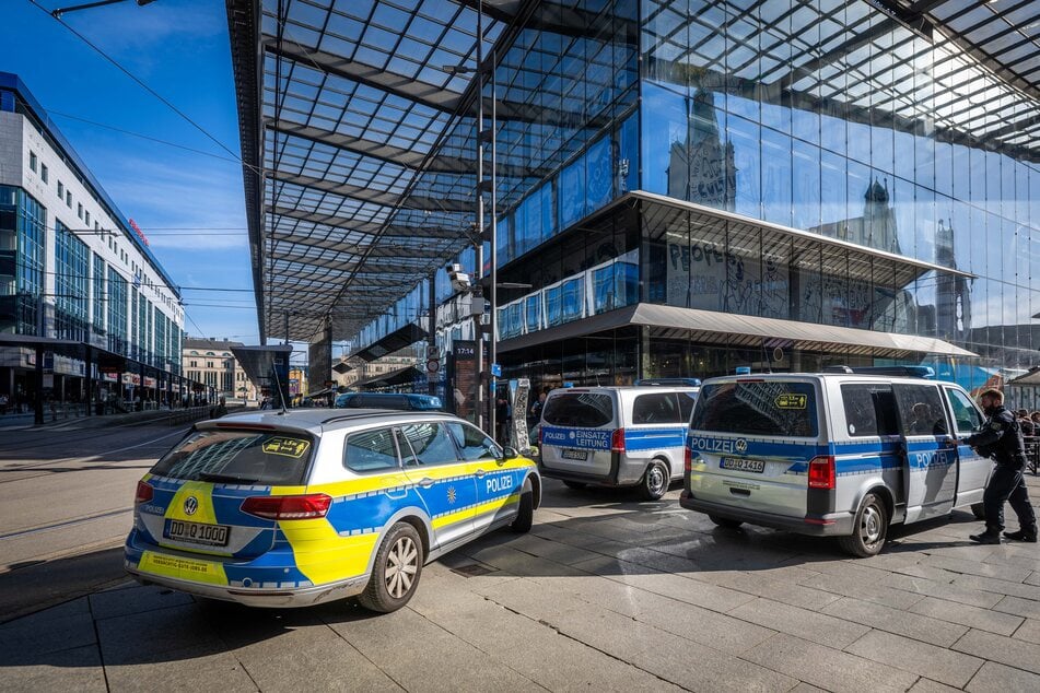 Eine 17-jährige Jugendliche wurde an der Chemnitzer Zentralhaltestelle von zwei ihr bekannten Männern angegriffen. (Archivfoto)