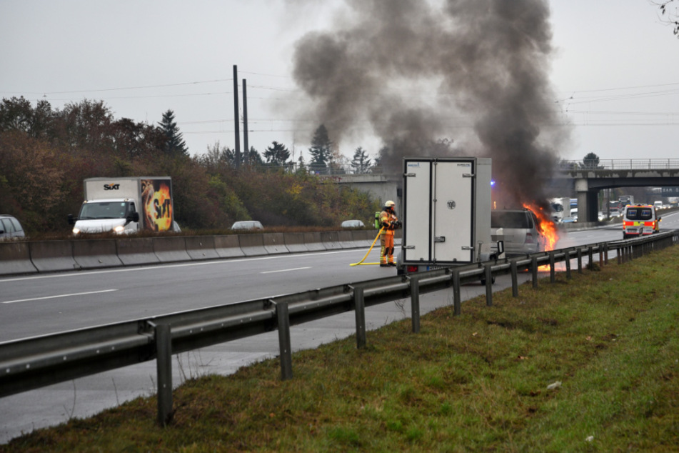 Fahrzeug auf A5 in Flammen: Verkehrsbehinderungen durch Schaulustige