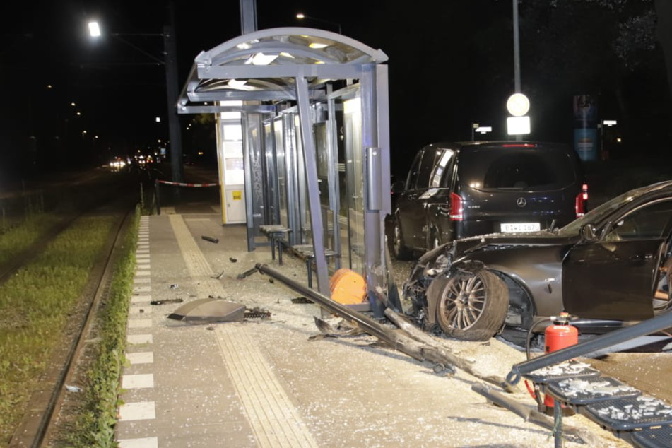 Scherbenhaufen in Karlshorst: BMW kracht in Haltestelle