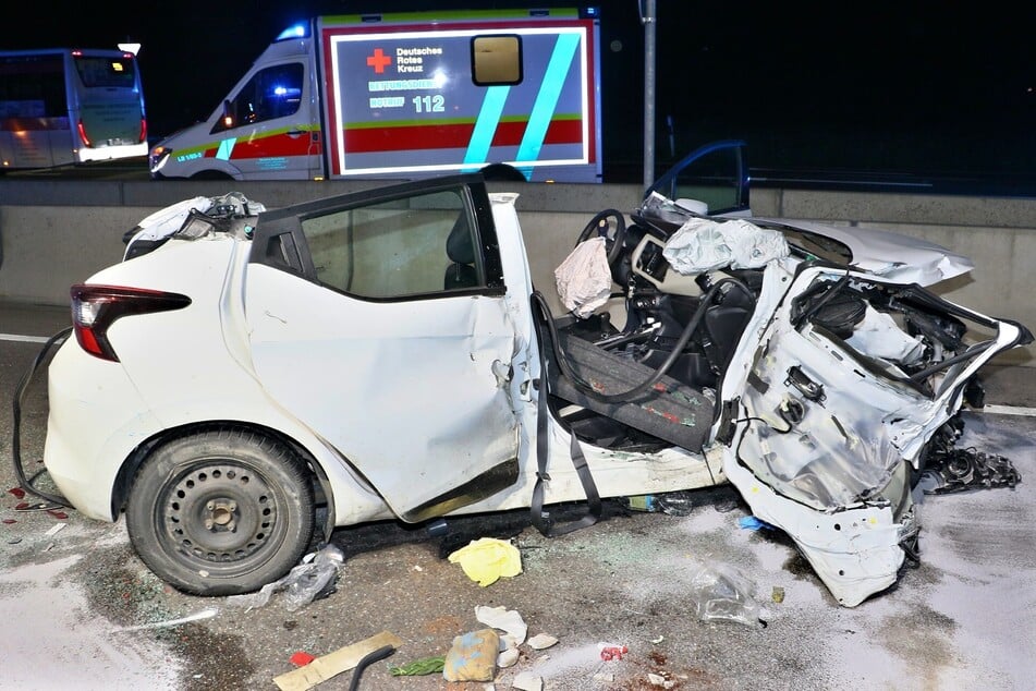 Die Feuerwehr musste zur Rettung der Insassen das Dach des verunfallten Wagens entfernen.