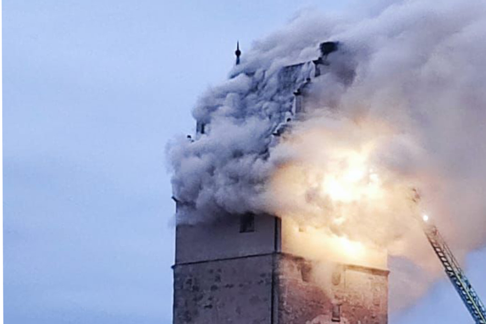 Historischer Turm in Flammen! Wahrzeichen teils komplett zerstört