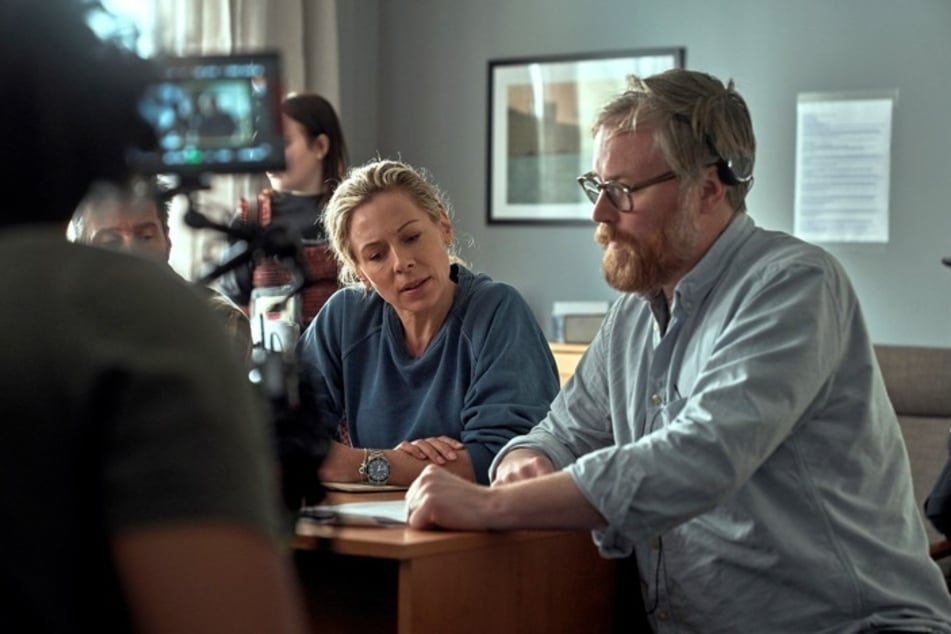 Eva Röse (48, Mitte) mit Regisseur Johan Lundin am Set zu neuen Dreharbeiten.