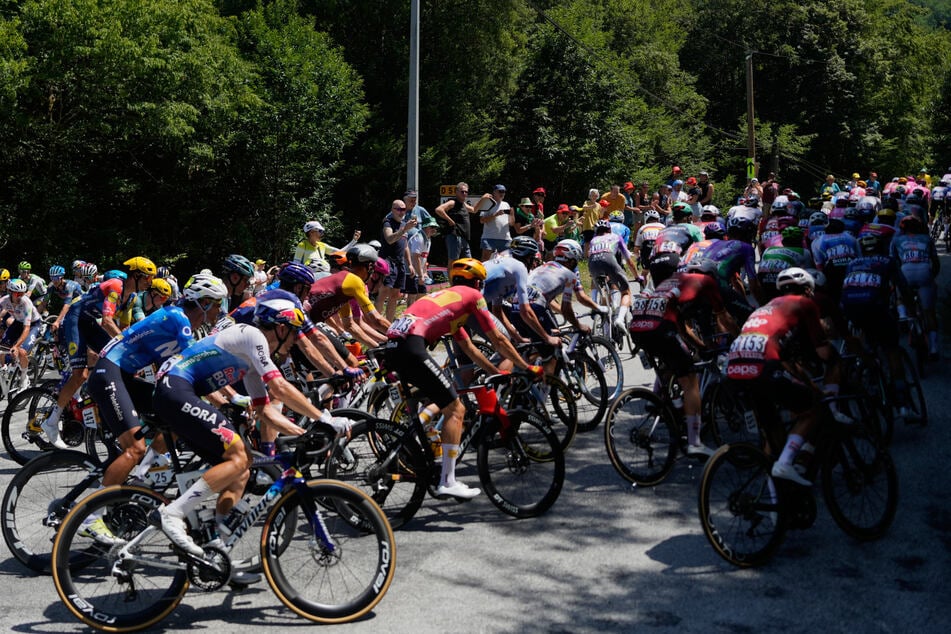 Schock bei Tour de France: Auto durchbricht Absperrung und erfasst Fanmenge