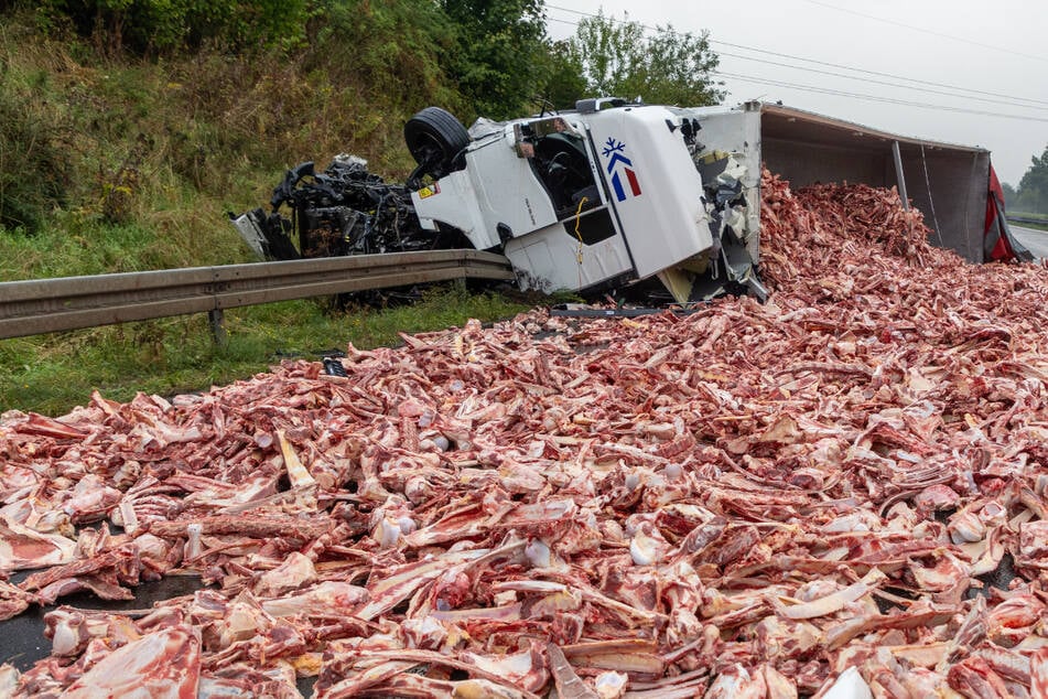 Unfall A7: Nutella und ein fleischiges Meer: Heftiger Lkw-Unfall auf A7