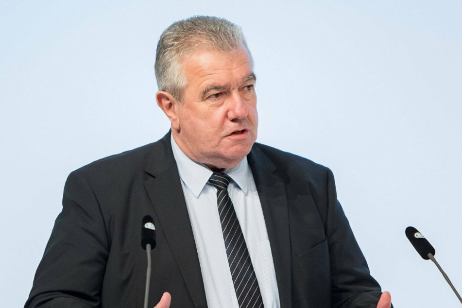 Laut DFB-Vizepräsident Peter Frymuth ist der Verband seit Wochen mit den Drittligisten im Dialog. Ob überhaupt und wenn ja wie die Saison weitergeht, ist aber bisher nicht geklärt.