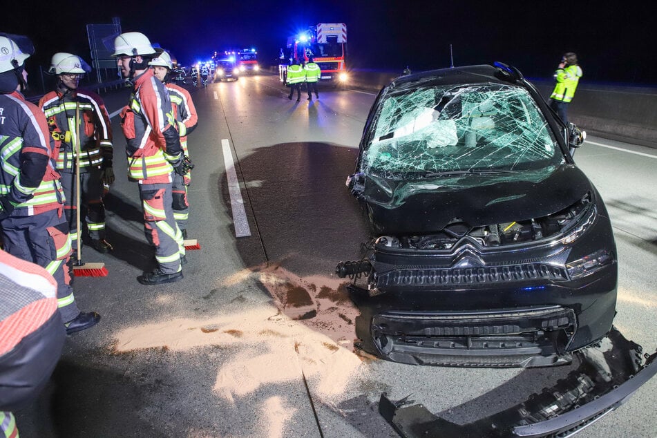 Das Auto wurde bei dem Unfall auf der A7 stark beschädigt.