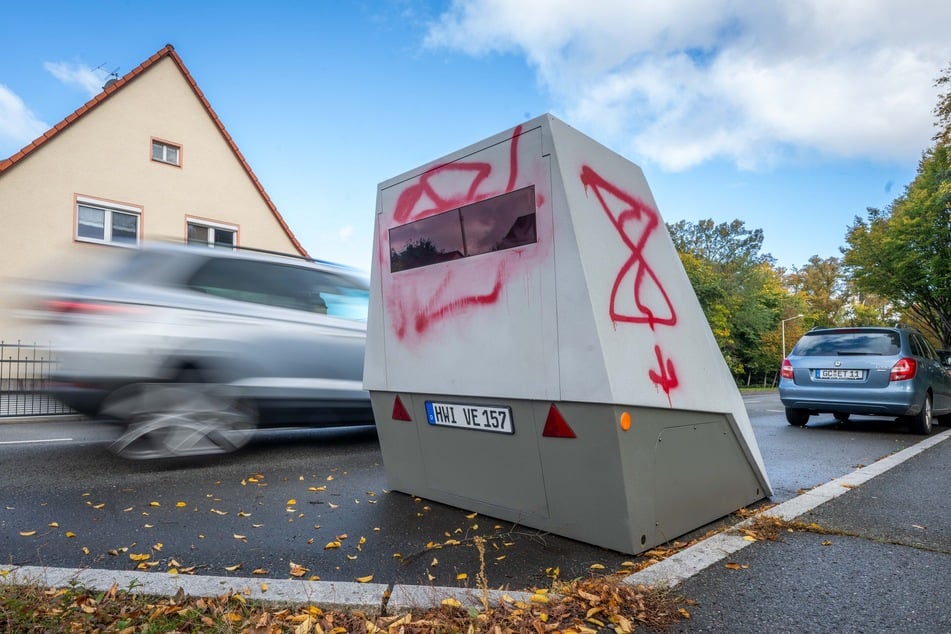 Der neue Blitzeranhänger der Stadt Glauchau ist trotz Farbschmiererei wieder einsatzbereit.