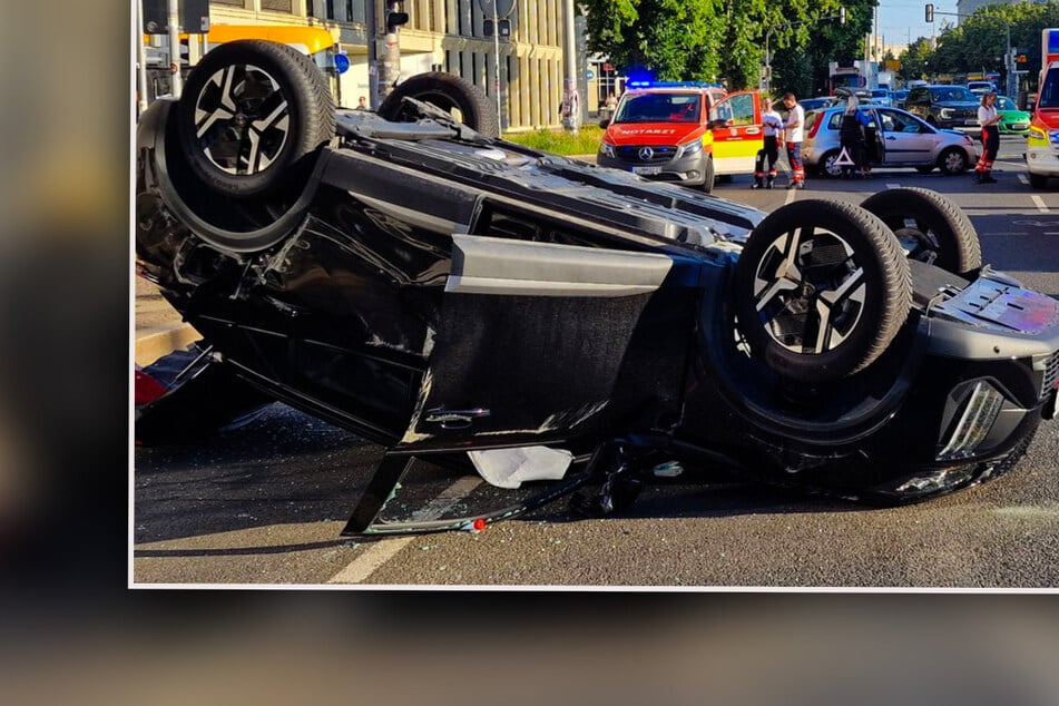 Durch Fußgängerzone gefahren: Peugeot überschlägt sich nach heftigem Unfall am Leipziger Hauptbahnhof