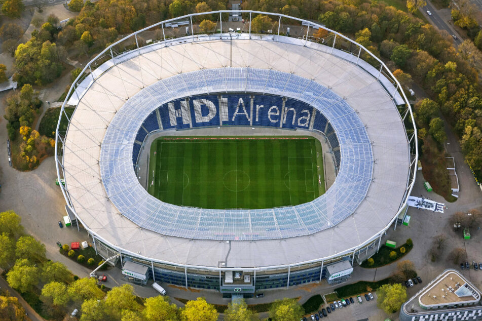 Die leere HDI-Arena in Hannover von oben. Leer wird es am Sonntag auf alle fälle bleiben, die Partie gegen Dresden wird ein Geisterspiel - wenn überhaupt gespielt wird.