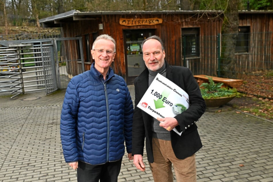 BSW-Stadtrat Dietmar Holz (65) übergab einen Spendenscheck an Thomas Paarmann (57) vom Förderverein "Tierparkfreunde".