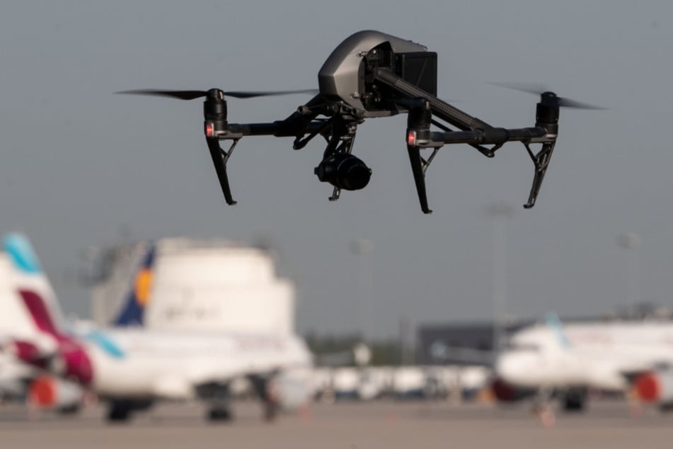 Immer wieder greifen Drohnen in den Flugverkehr ein und sorgen für Verspätungen.